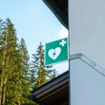 Diese Tafel weißt auf einen vorhandenen Defibrillator hin.